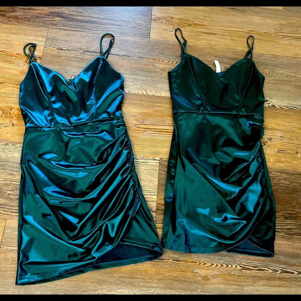 Lucy in the sky dress, emerald green. (1) small (1) medium. They run small.